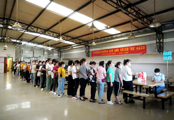 龍獅瓶蓋工會順利開展女職工“兩癌”篩查活動
