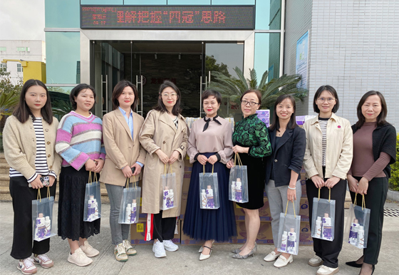 乘巾幗禮儀風(fēng)，做龍獅最美人龍獅瓶蓋工會開展紀(jì)念“三八”國際勞動婦女節(jié)系列活動