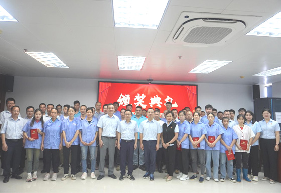 珠海龍獅瓶蓋公司組織表彰技能競(jìng)賽獲獎(jiǎng)選手、優(yōu)秀師徒并召開“師帶徒”拜師會(huì)